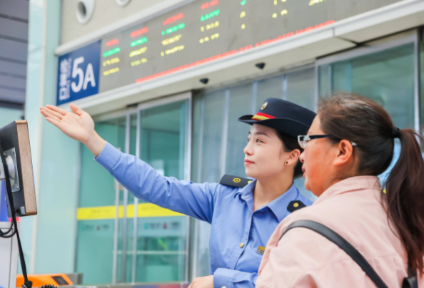 春运坐火车不用自己拿行李了 “轻装行”服务试点范围扩大