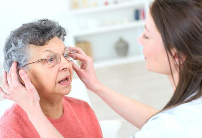 老花度数突然减轻是眼睛好了吗?老花眼突然不花了提防白内障 老花度数突然减轻是眼睛好了吗?老花眼突然不花了提防白内障