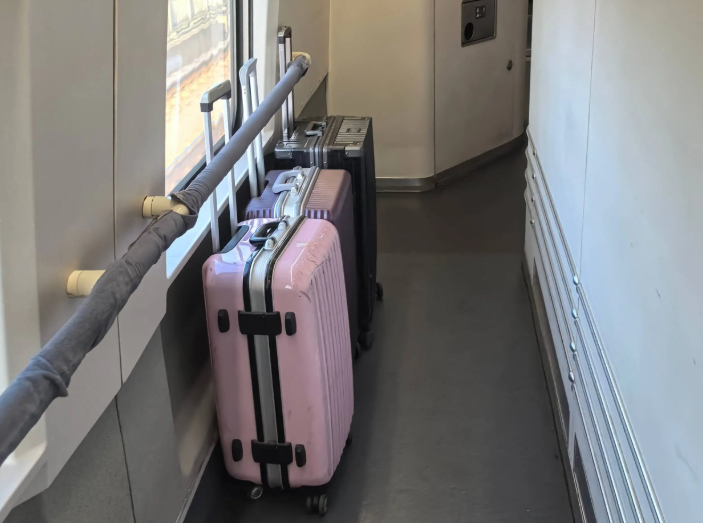 春运坐火车不用自己拿行李了!2026春节火车站的轻装行模式具体是啥? 春运坐火车不用自己拿行李了!2026春节火车站的轻装行模式具体是啥?