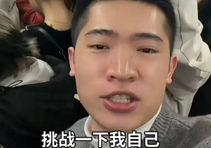 小伙为克服自卑在地铁上演讲 广州小伙为突破自己在地铁上演讲