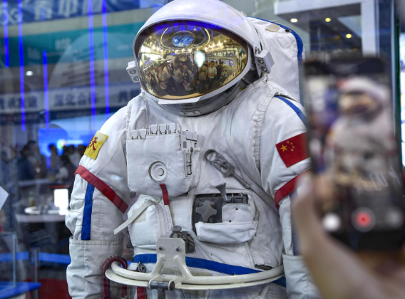 神二十带回一套战功赫赫飞天战袍 空间站舱外服B累计保障了20次出舱任务