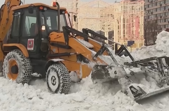 俄罗斯遭暴雪侵袭有人“跳楼”出门！俄罗斯暴雪积雪高达四五层楼