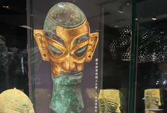 三星堆及金沙遗址珍贵文物亮相国博 两个戴冠纵目面具首次同台亮相