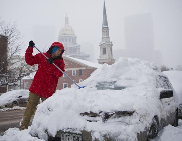 俄罗斯遭暴雪侵袭有人“跳楼”出门！俄罗斯暴雪积雪高达四五层楼