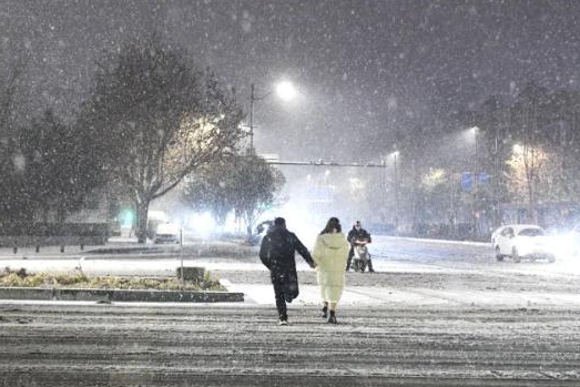 河南雨雪进入最强时段暴雪+冻雨！直击河南大范围雨雪天