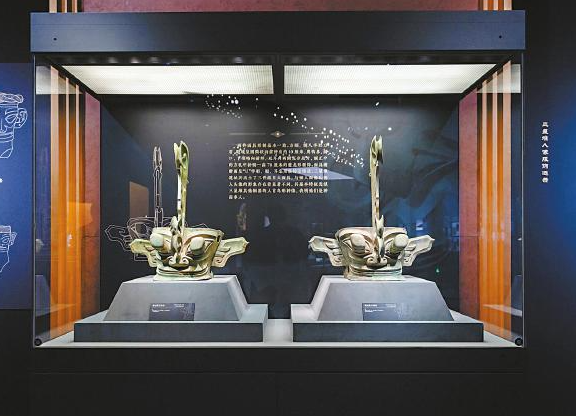 三星堆及金沙遗址珍贵文物亮相国博 两个戴冠纵目面具首次同台亮相