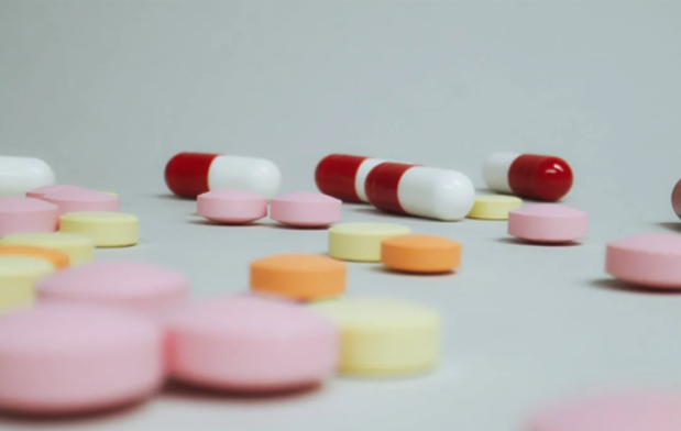 男子一生病就吃抗生素生出超级细菌，滥用抗生素的危害有多严重?