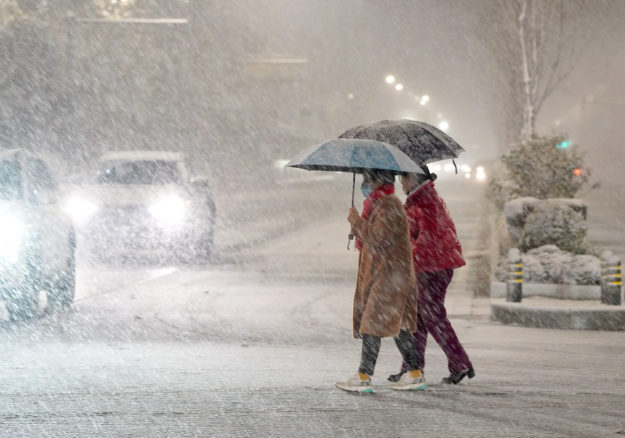 中央气象台暴雪三预警连发!长三角迎迅猛降温伴随降雨降雪