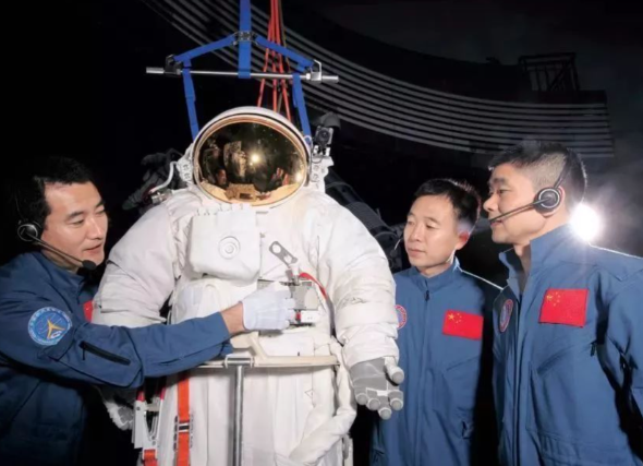 神二十带回一套战功赫赫飞天战袍 空间站舱外服B累计保障了20次出舱任务