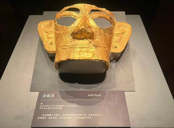 三星堆及金沙遗址珍贵文物亮相国博 两个戴冠纵目面具首次同台亮相