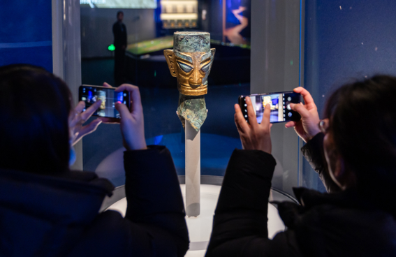 三星堆及金沙遗址珍贵文物亮相国博 两个戴冠纵目面具首次同台亮相