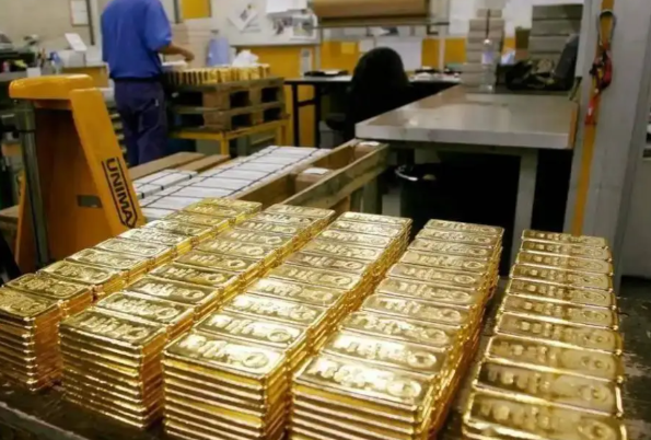 黄金仍猛涨有吊坠一夜涨1.9万 现货黄金价格达4690美元/盎司