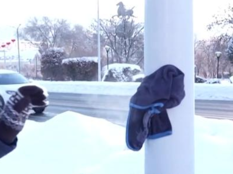 零下34℃到底有多冷？零下34℃湿毛巾粘上灯杆瞬间冻结