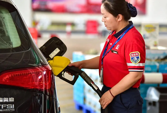 明日起国内汽、柴油价格每吨均上调85元 2026年成品油价格首次上调