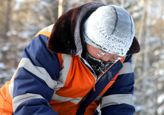 零下34℃到底有多冷？零下34℃湿毛巾粘上灯杆瞬间冻结