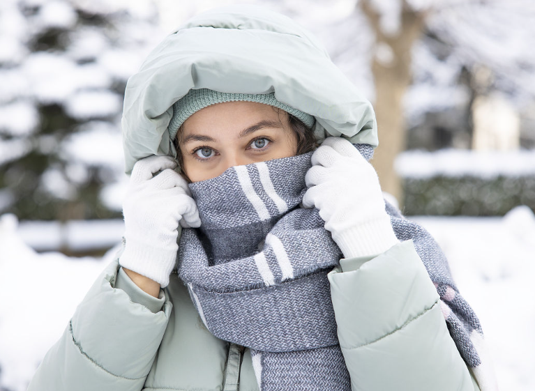 今日大寒适合风雅又保暖的穿搭，寒尽春生如何温暖穿搭迎新年