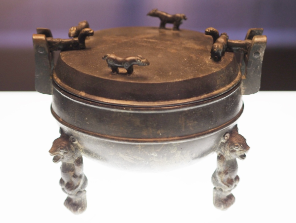 原来两千多年前就有高压锅 西汉三熊足铜鼎反应出了当时怎样的生活水平