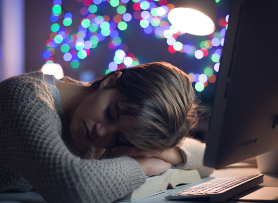 熬夜缺的觉能补回来吗 ‌短期熬夜造成的睡眠缺失可以通过补觉部分恢复