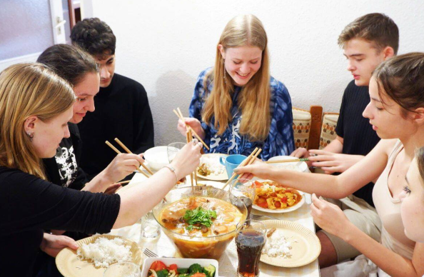 “中式生活”掀起全球“模仿潮” 外国人为什么喜欢上中式养生生活