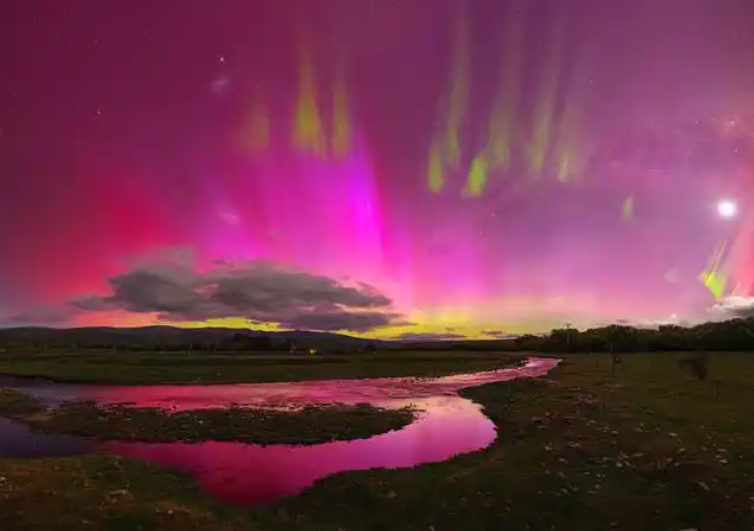 2026年漠河再现璀璨极光,新疆赛里木湖现罕见红绿极光 2026年漠河再现璀璨极光,新疆赛里木湖现罕见红绿极光