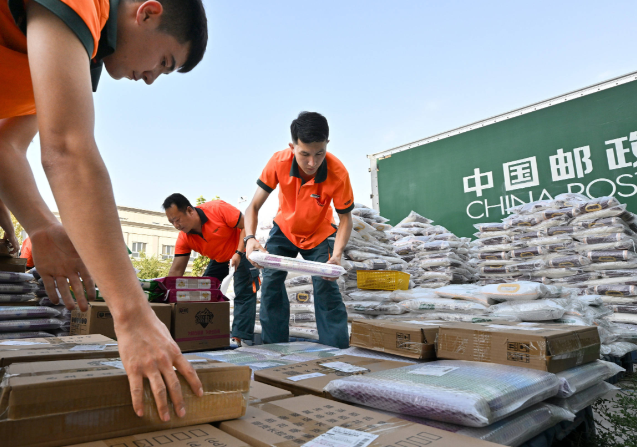 2025年邮政快递业寄递业务量完成2165.1亿件！邮政快递行业业务收入累计1.8万亿元