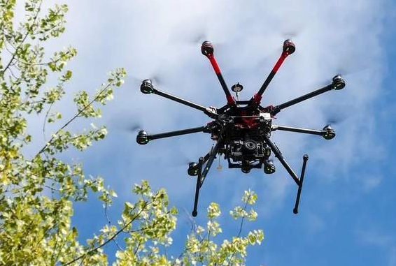 无人机空中喊话暖人心！村支书雪天用无人机喊话独居老人