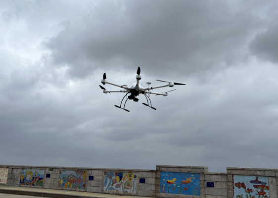 无人机空中喊话暖人心！村支书雪天用无人机喊话独居老人