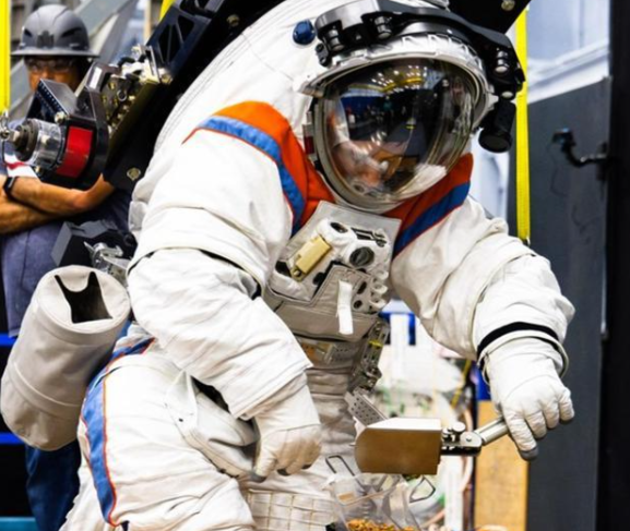 NASA展示新一代AxEMU登月宇航服 “阿尔忒弥斯三号”任务计划不早于2027年执行