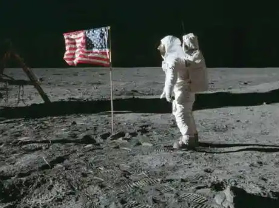 NASA展示新一代AxEMU登月宇航服 “阿尔忒弥斯三号”任务计划不早于2027年执行