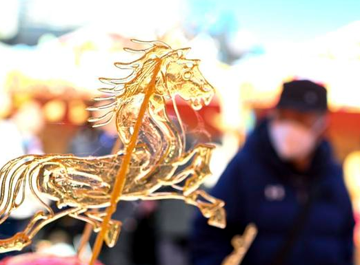 东北摊主推出抽象新品“马糖葫芦” 东北摊主潦草“马糖葫芦”意外爆红