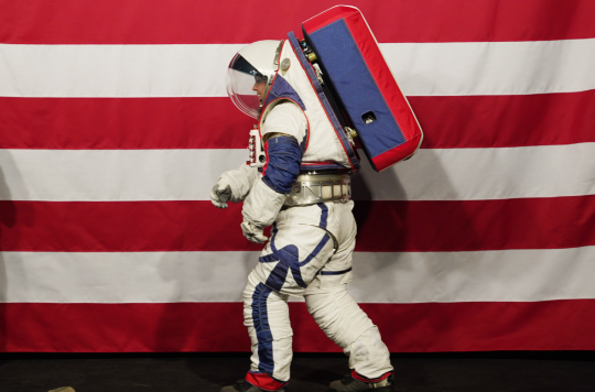 NASA展示新一代AxEMU登月宇航服 “阿尔忒弥斯三号”任务计划不早于2027年执行
