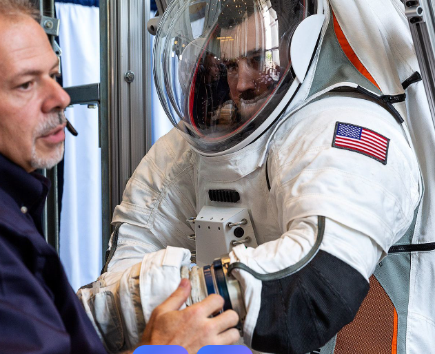 NASA展示新一代AxEMU登月宇航服 “阿尔忒弥斯三号”任务计划不早于2027年执行