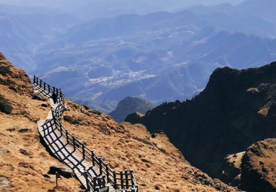 昆明轿子山景区平时人多吗 昆明轿子山景区适合一个人去玩吗 昆明轿子山景区平时人多吗 昆明轿子山景区适合一个人去玩吗