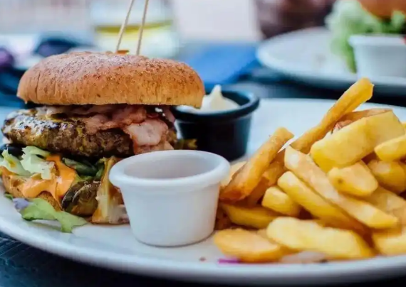 美国新版“干饭”指南引热议 《2025-2030年美国膳食指南》是否合理