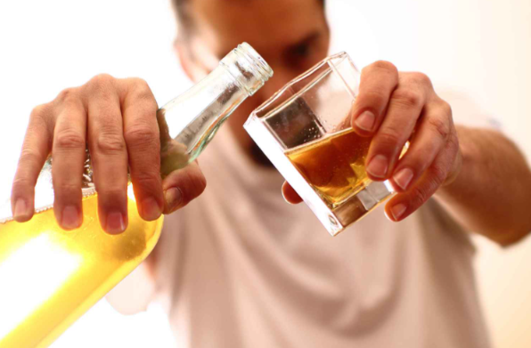 植入“戒酒芯片”戒掉20年酒瘾 戒酒芯片是如何抑制酒精依赖者的酒瘾的