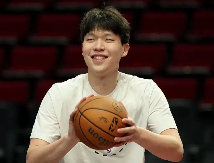 杨瀚森正负值全队最高，杨瀚森6分5篮板刷屏登热搜