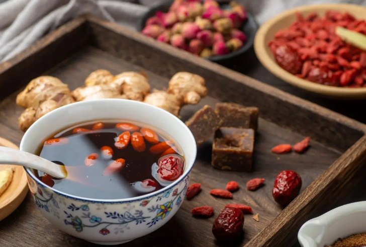 冬季喝茶有讲究吗？不同体质适合的冬季养生茶饮配方！