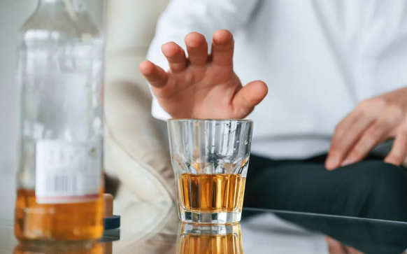 植入“戒酒芯片”戒掉20年酒瘾 戒酒芯片是如何抑制酒精依赖者的酒瘾的