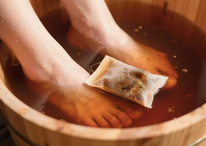 晚上泡脚为啥能助眠？泡脚这样操作有这么多好处你该知道吗？