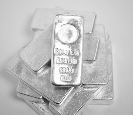 银饰从一口价变按克重计价 现货白银价格涨至25.63元/克