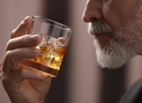 植入“戒酒芯片”戒掉20年酒瘾 戒酒芯片是如何抑制酒精依赖者的酒瘾的