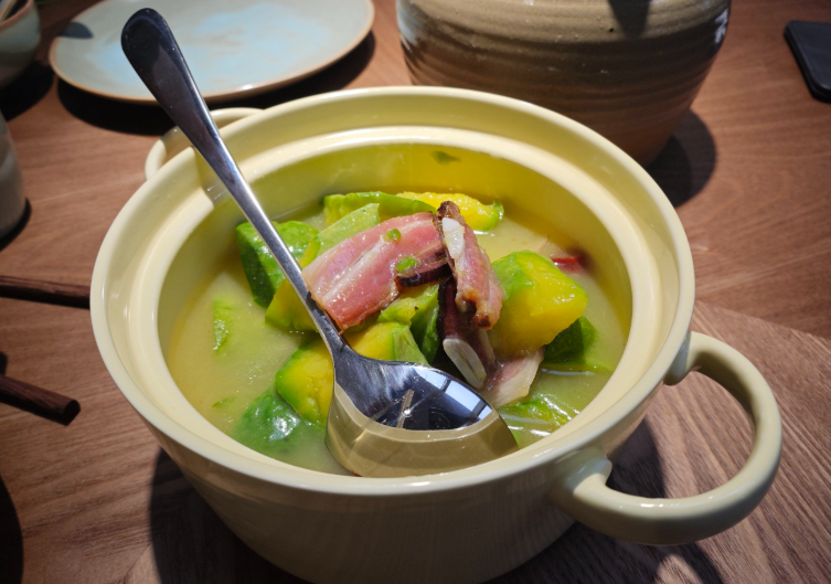 英国首相斯塔默现身三里屯吃云南菜，斯塔默到访第一餐