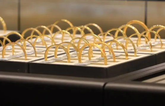 金饰克价涨到1708元!一夜大涨94元 COMEX黄金期货盘中突破5600美元