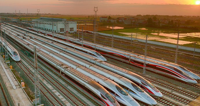“陆地航母”高铁蓄势待发！“陆地航母”高铁深夜集结守护亿万人归乡路