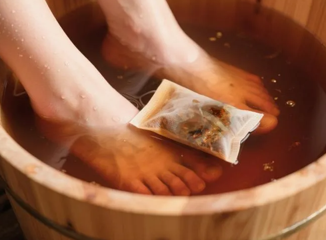 冬季泡脚加什么药材最养?2026年不同体质泡脚方与水温指南 冬季泡脚加什么药材最养?2026年不同体质泡脚方与水温指南