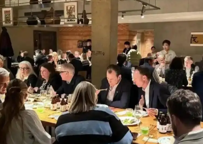 英国访华团的尊重！英国访华团全员用筷子不让上刀叉