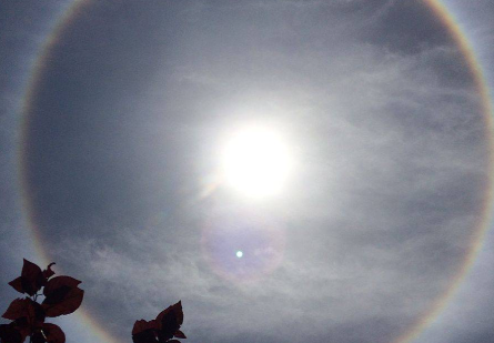 俄罗斯天空现4个月亮!天空为何出现“4个月亮”? 俄罗斯天空现4个月亮!天空为何出现“4个月亮”?