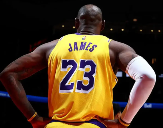 詹姆斯连续22年入选NBA全明星 詹姆斯以替补身份入选2026年NBA全明星西部阵容