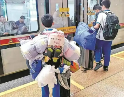 广州一中学生背影火了！广州一中学生“打包神技”火了