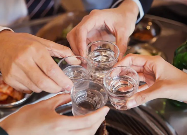 春节聚餐醉酒急救！2026冬季饮酒安全与同伴守护指南